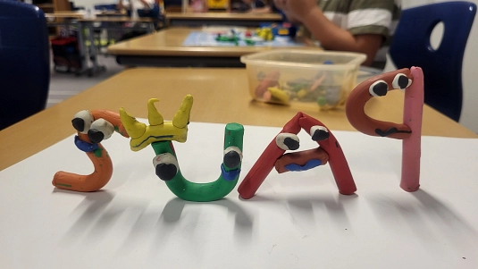 Buchstaben mit Knete kreativ gestaltet.&nbsp;&copy;&nbsp;Verlässliche Grundschule Kirchohsen